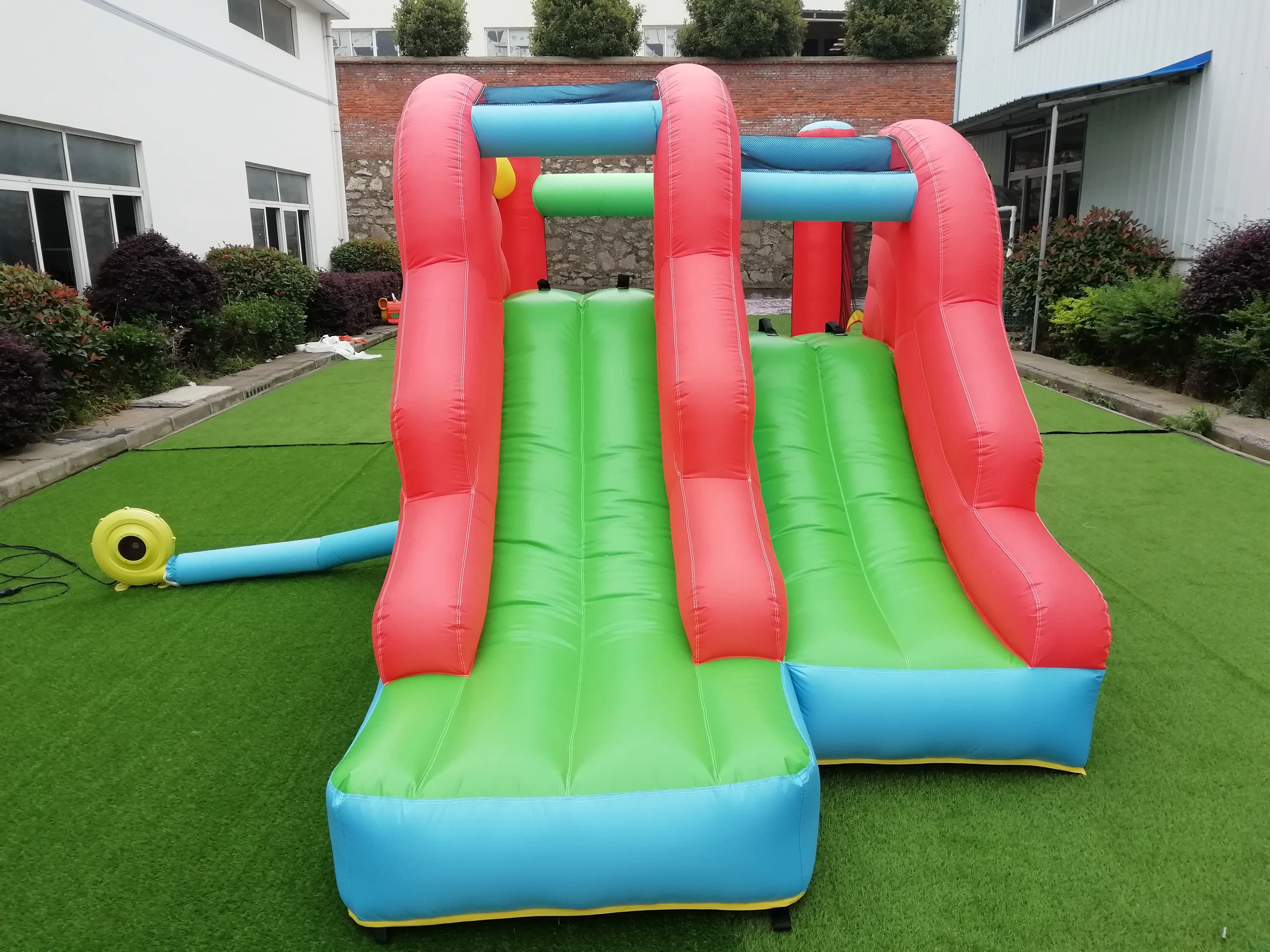 户外迷你充气充气房屋滑梯充气跳跃城堡双人滑梯充气保镖带儿童滑梯