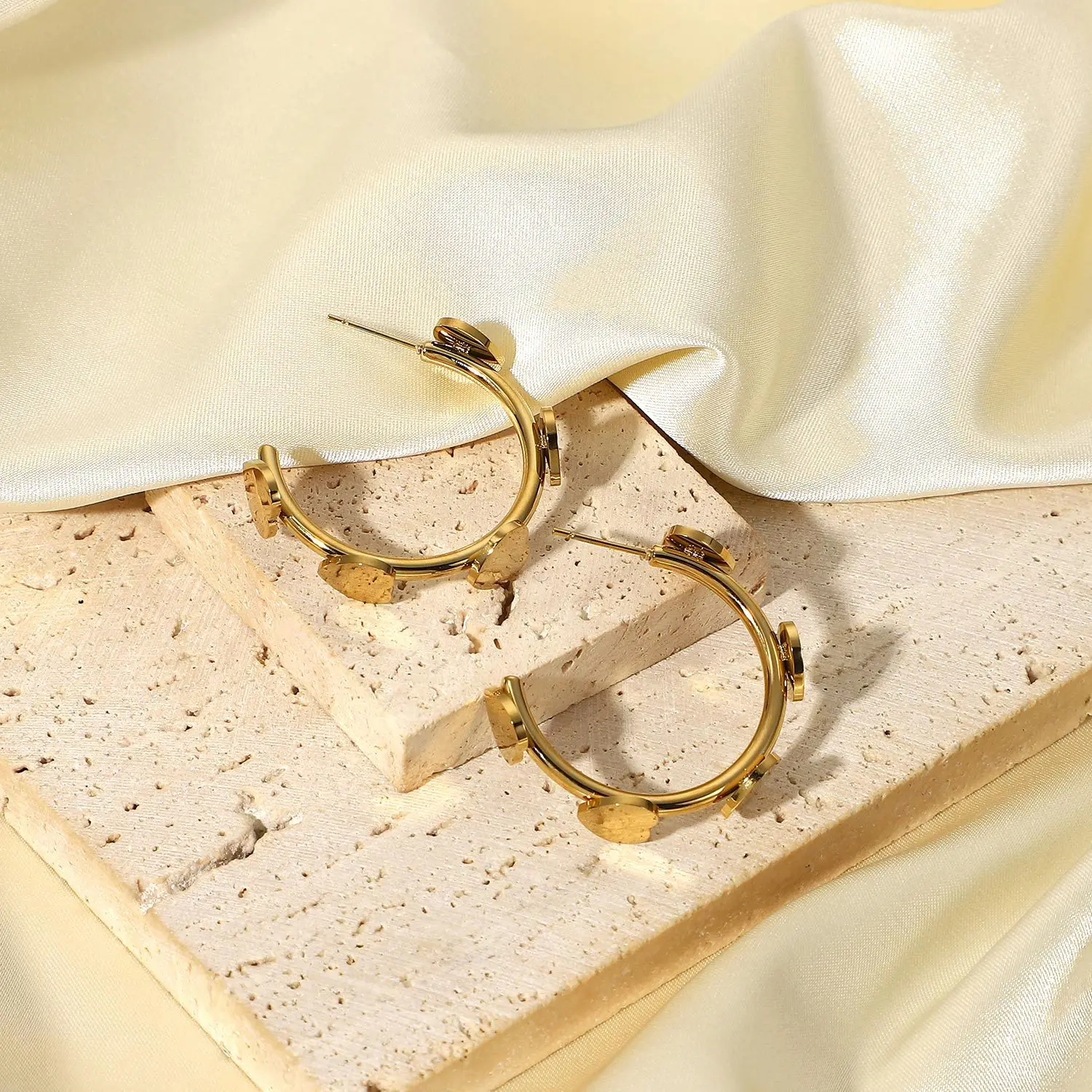 

INS stainless steel circular non-color-changing heart-shaped disc earrings women's 14K gold plated C-shaped earrings