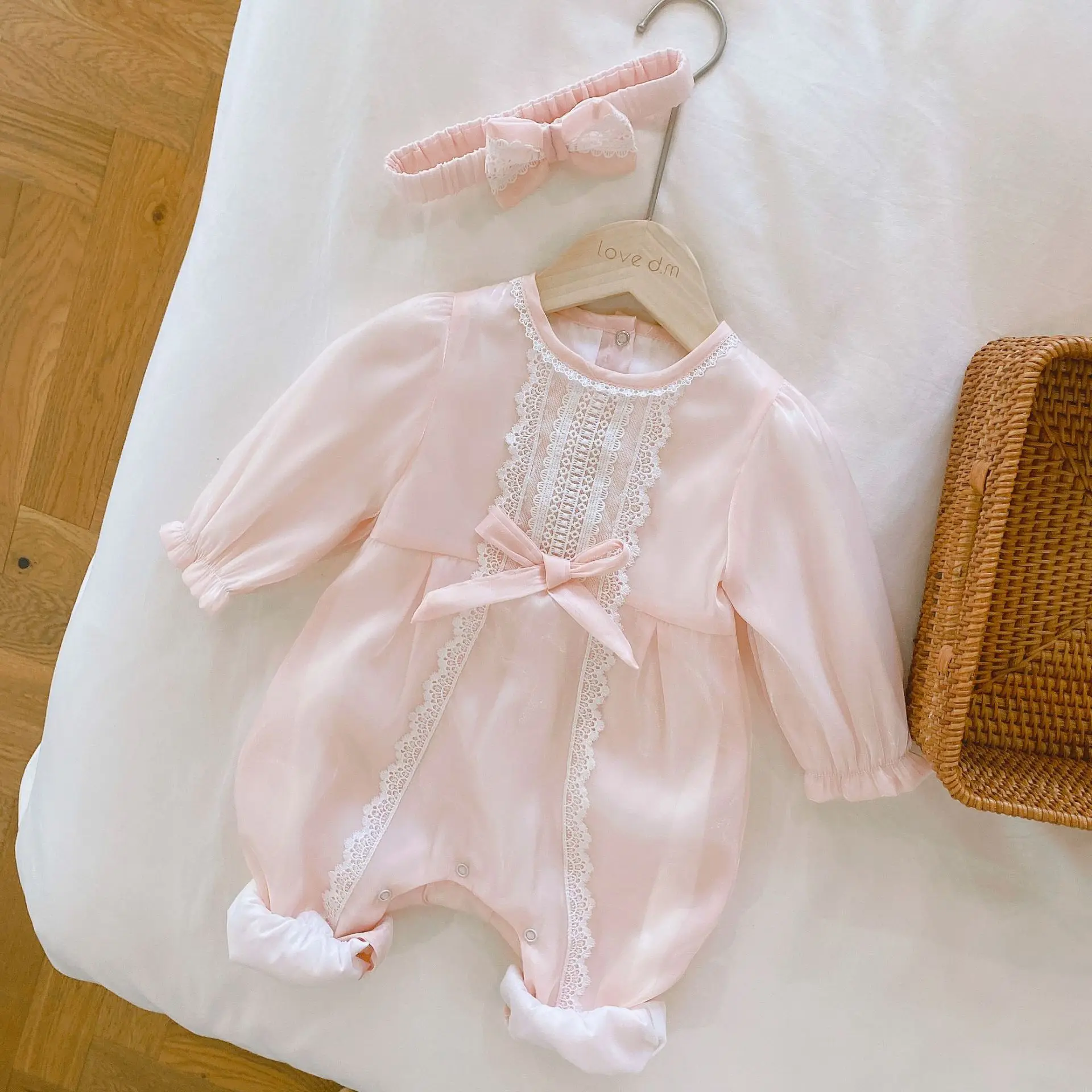 

rts 0-2 years old newborn princess romper 20 new lace long-sleeved one-piece baby girl pink triangle romper with headband