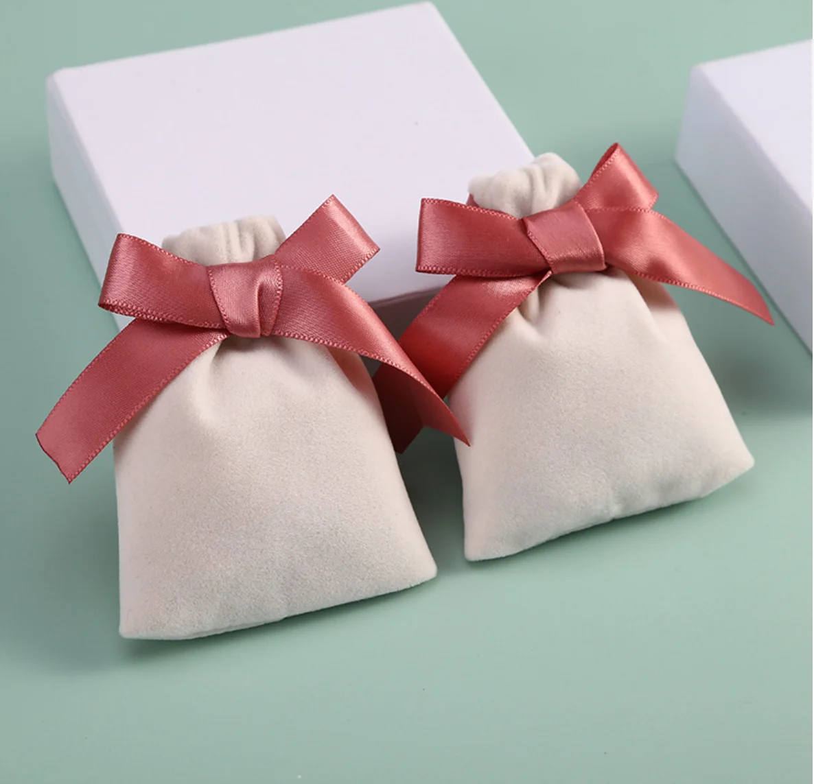 

2020 ribbon bow velvet jewellery pouches package jewelry pouch with logo, Stock 4colors