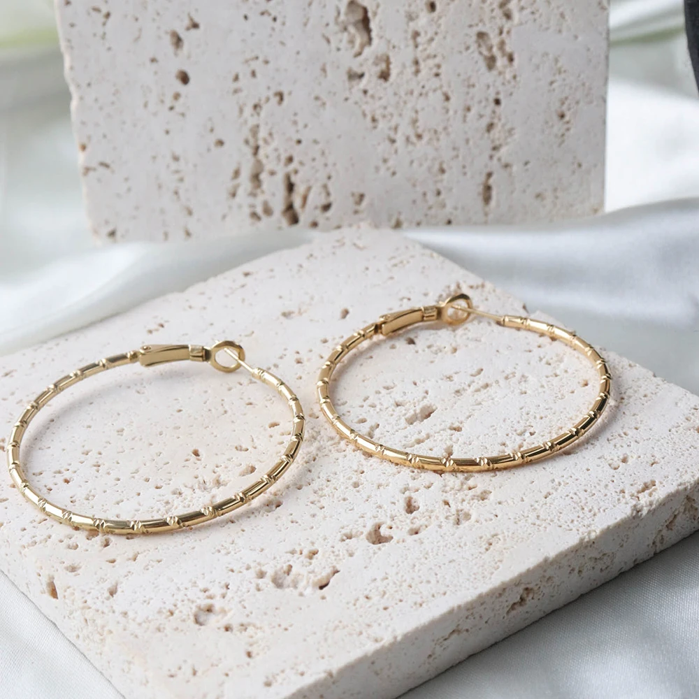 

Chris April in stock fashion jewelry 316L Stainless Steel PVD gold plated minimalist grained big circle hoop earring