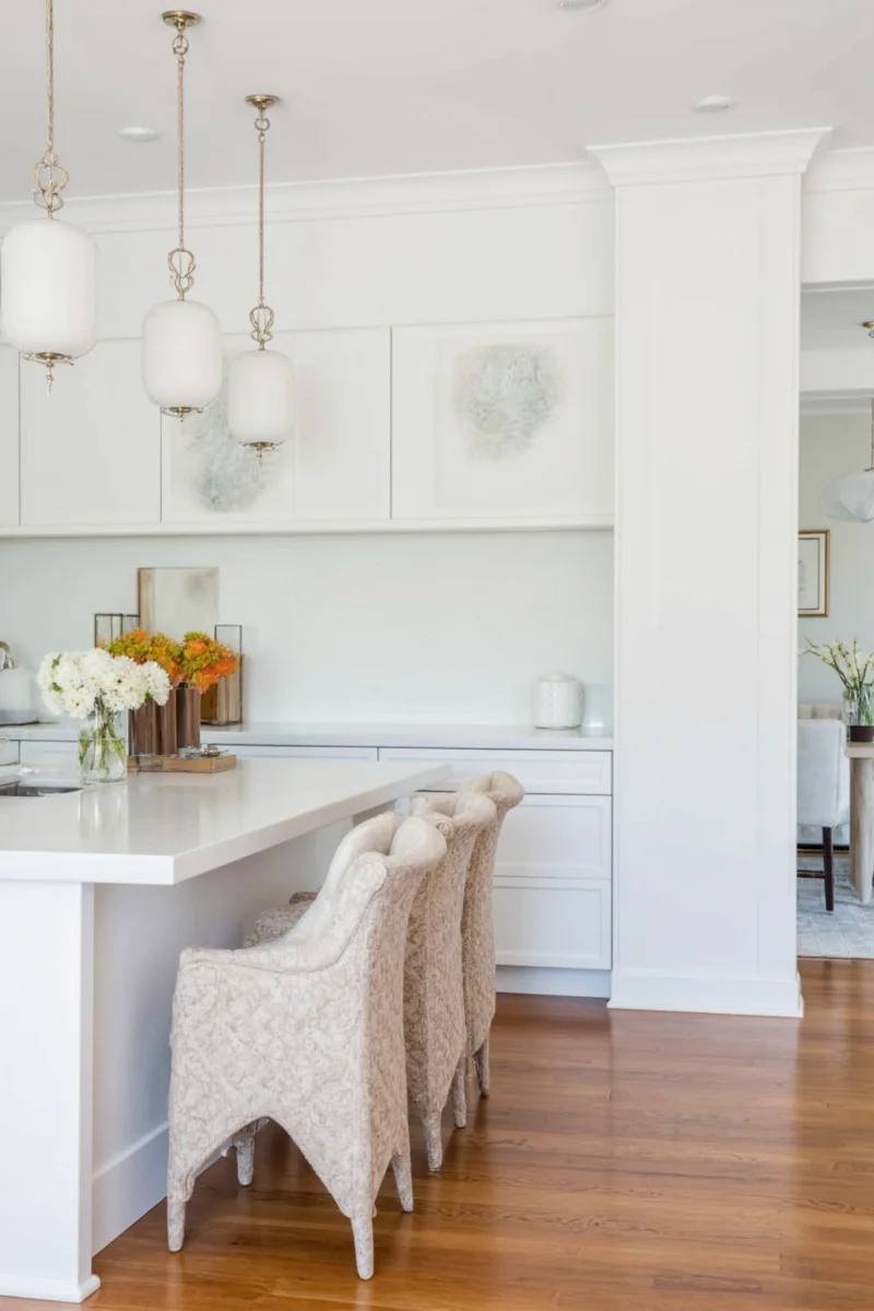 Horizontal multi-bulb wall sconce above kitchen island