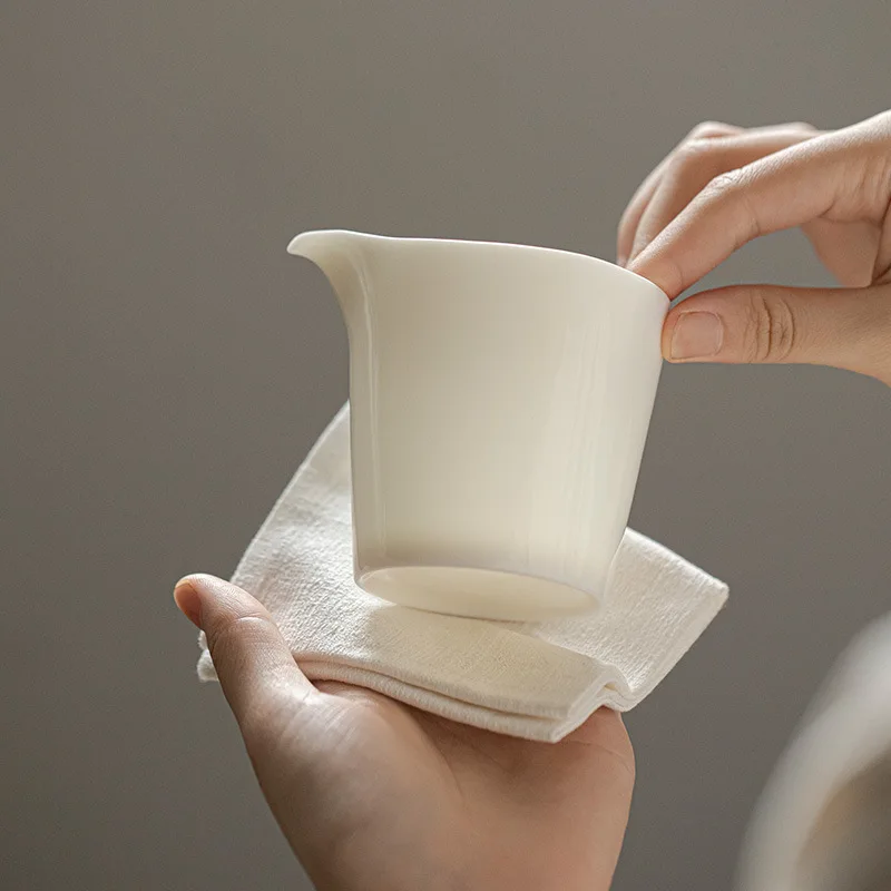 White Ceramic Porcelain Gong Dao Bei Tea Dispenser Simple Mutton Fat Jade Cup with Filter and Drain Fair Cup Sea