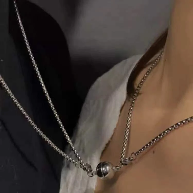 

2pcs / set magnet attraction pendant couple necklace jewelry chain necklaces for women and men