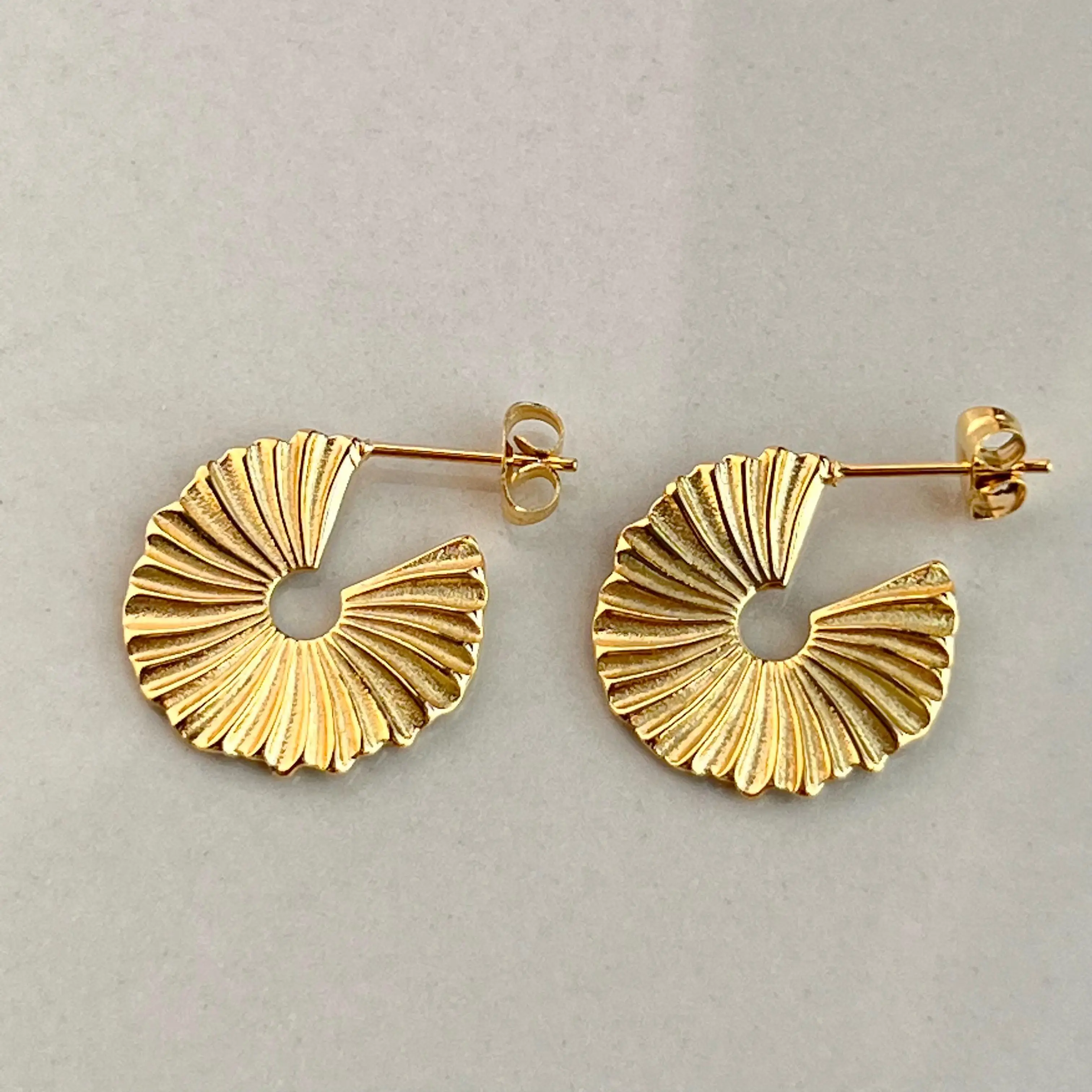 

2022 Dazan New 18k Gold Plated Stainless Steel Tarnish Free Hypoallergenic Waterproof Irregular Pleated Earrings For Women