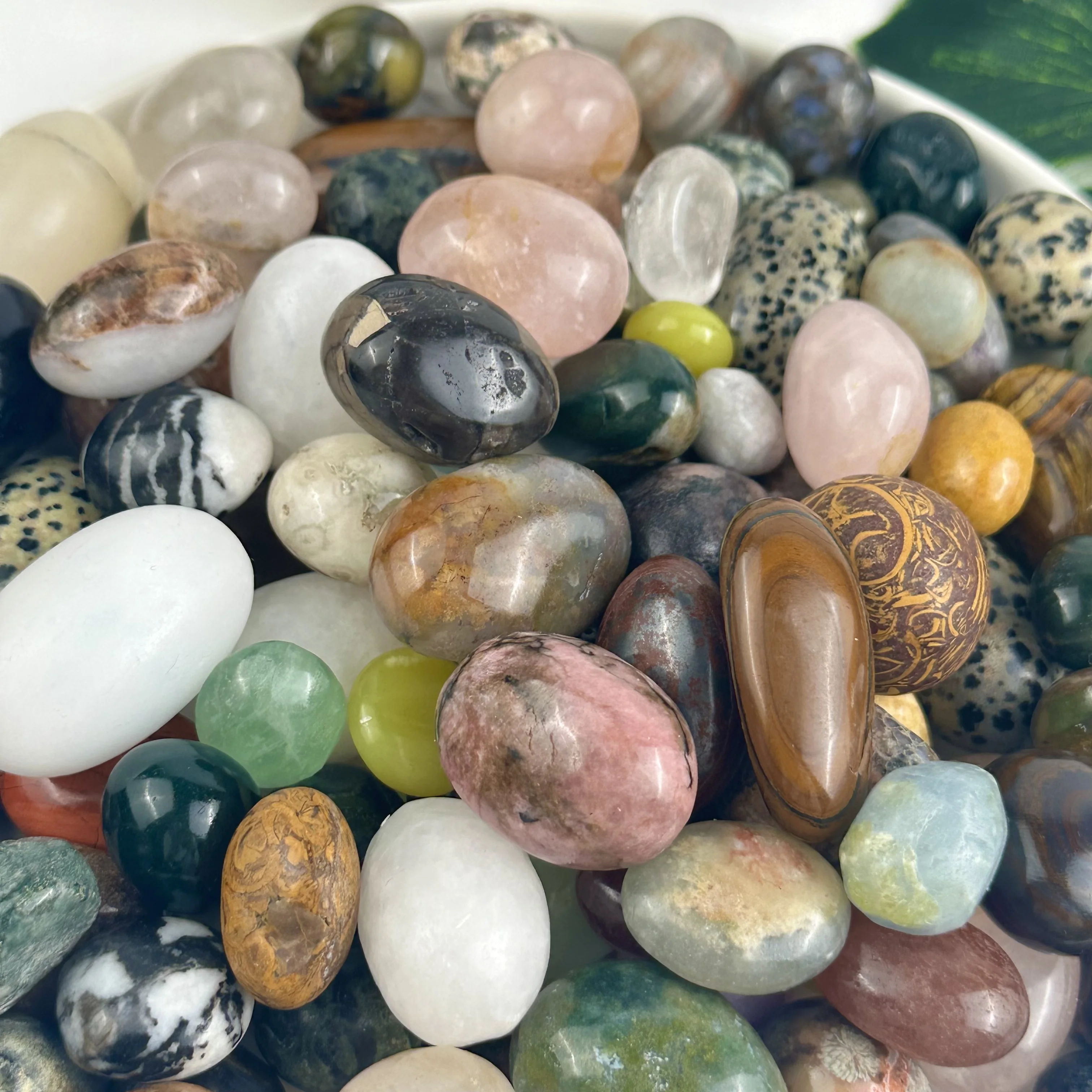 Wholesale Price Factory Discount Crystal Healing Stones Mixed Material Tumbled Stones for Decoration