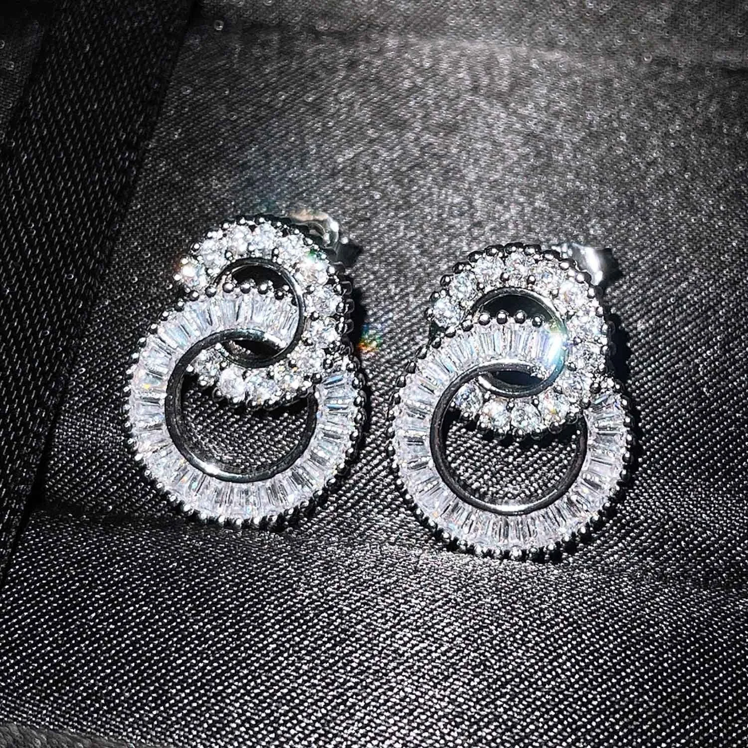 

Geometric Double Round Stud Earrings Female Luxury Crystal Circle Earrings For Women White Zircon Silver Color Wedding Earrings, Picture shows