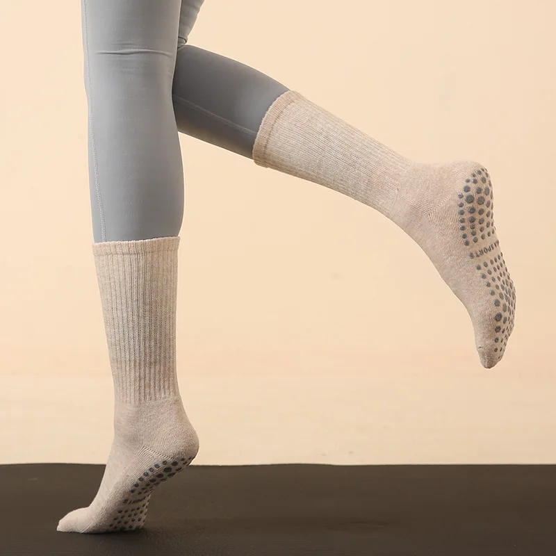 

Women's Long Pilates Socks Gym Grip Pilates Socks Fashion Ribbed Cotton Thick Cushion Crew Socks