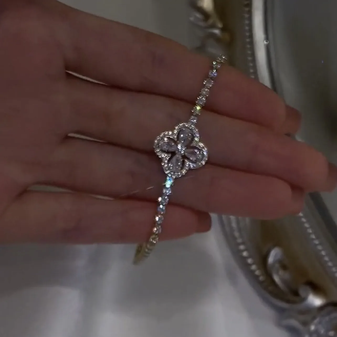

Tiktok with the same light luxury micro-inlaid zircon crystal four-leaf clover bracelet adjustable bracelet, Picture shows