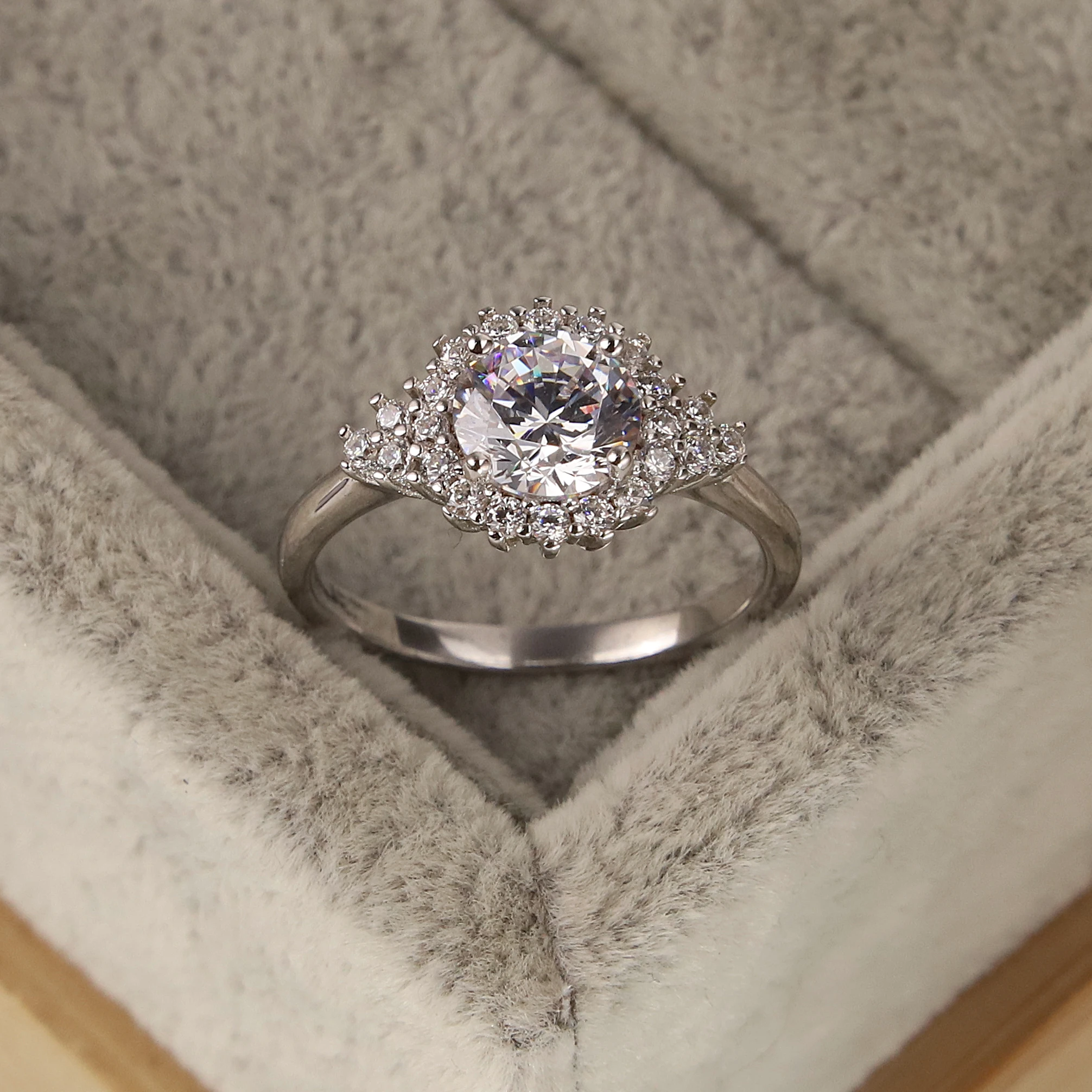 

Popular fashion 925 sterling silver luxury wedding ring platinum edge zircon ms snow round crystal jewelry gifts