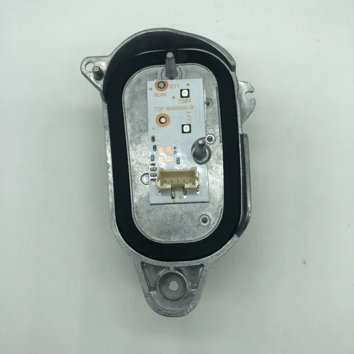 8R0941476B daytime light