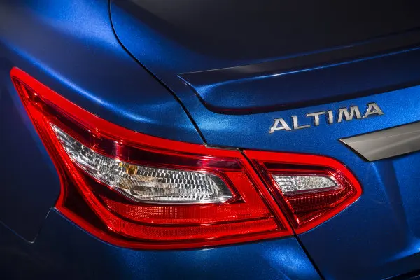 2017 nissan altima tail light