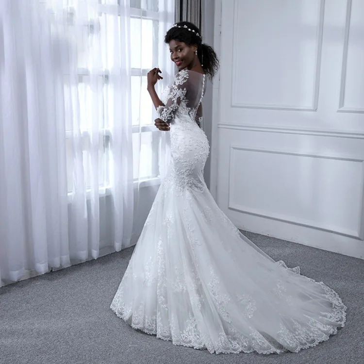 

Vestido de novia sirena blanco sin espalda con escote en forma de corazon con cola y mangas grandes