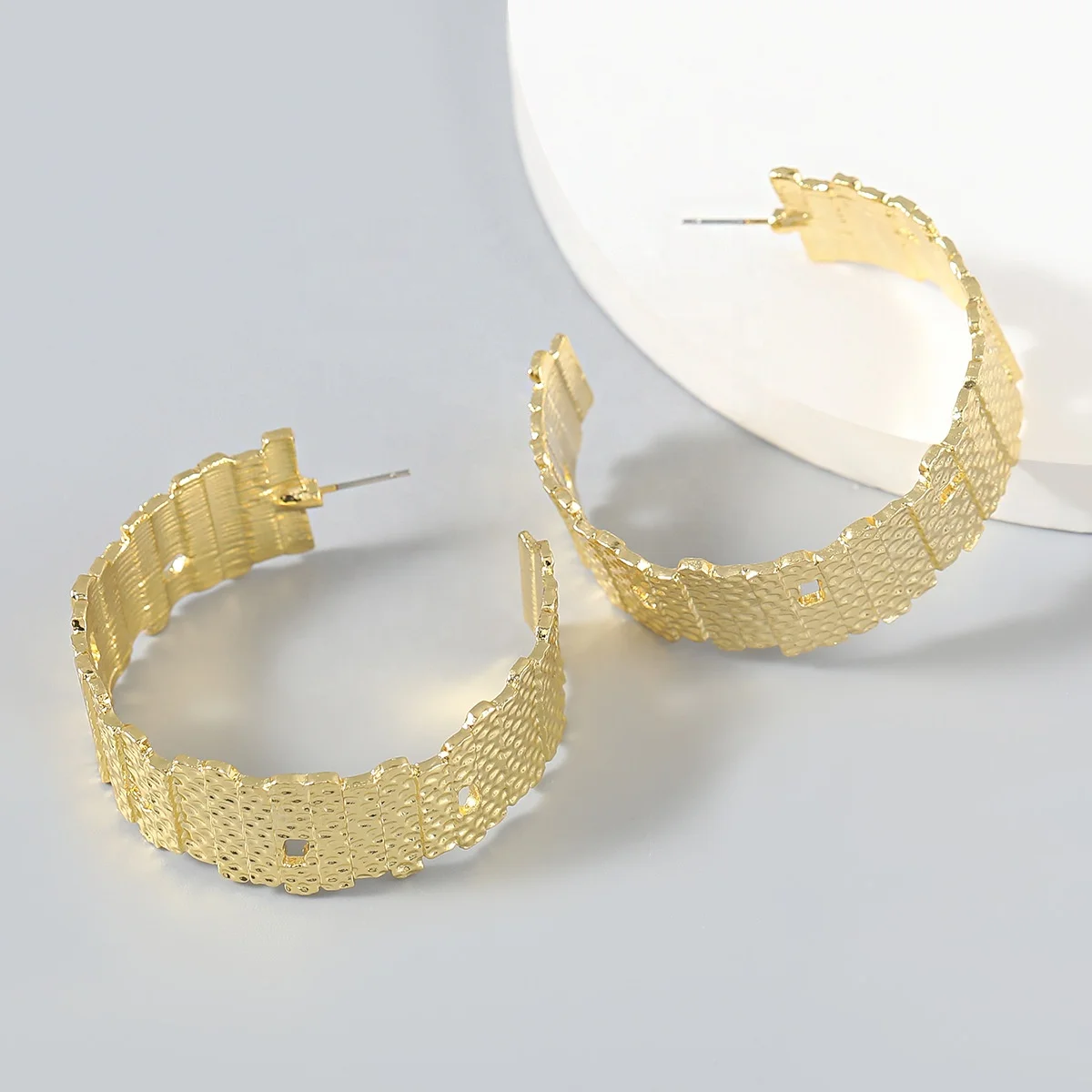 

Kaimei 2021 fashionable jewelry bump stripes C shaped alloy 18k gold plated earring metal hoop stud earrings hoops for women, Many colors fyi