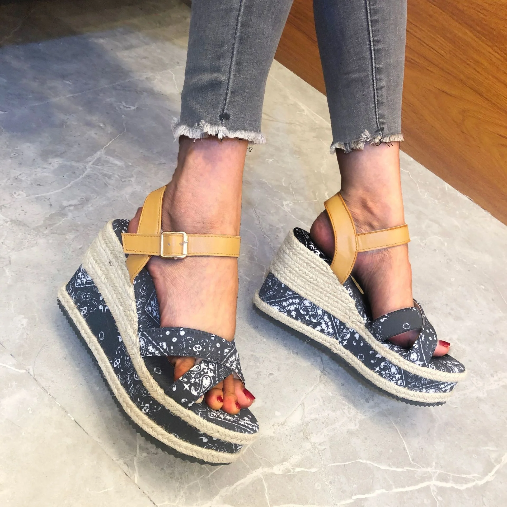 

New Design Sewing Printing and Dyeing Patterns Wedge Platform Women Stylish Sandals Slotted Buckle Thick Bottom Ladies Sandals, White / black