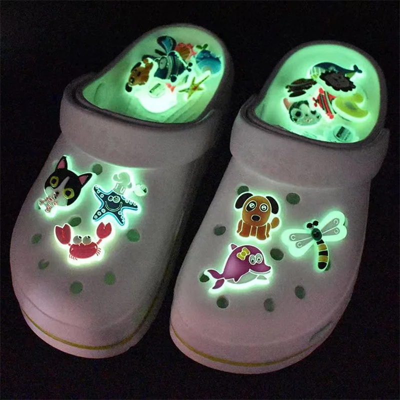 

2021 new design kids children beach sandals luxury decorations soft pvc growing up luminous fluorescent clogs charms, Oem