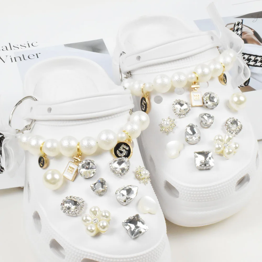 

Luxury Designer Croc Charms Rhinestone Pearl Chain Charms Bundle Designer Garden Shoe Decoration Clogs Shoe Buckle