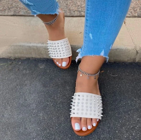 

2020 Hot sales outdoor rivet slippers studded white jelly sandals women