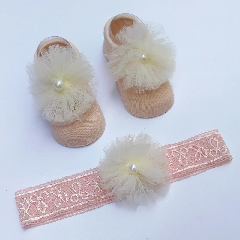 

2021 Newest Infant Baby Tulle Flowers Pearl Hairband Hair Ribbon Gift Box Baby Girl Headband Socks Shoes Set, As pictures show