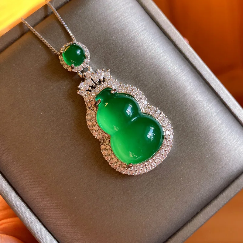 

Lucky Jewelry Micro Paved Zircon Gourd Pendant Necklace Calabash Gourd Shape Natural Green Jasper Jade Necklace for Mother