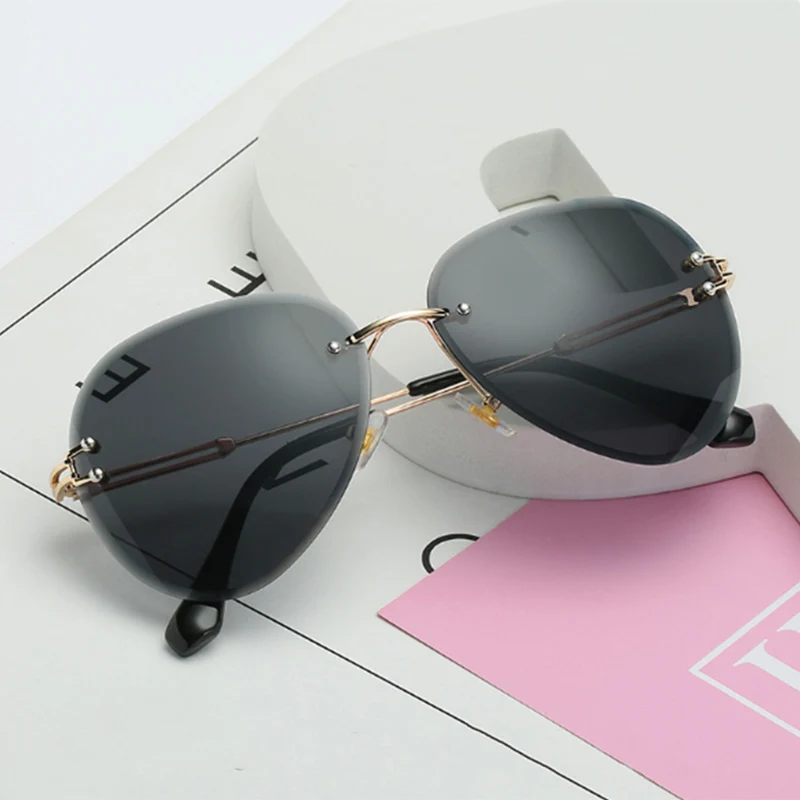 

2021 frameless gradual change ocean classic round metal frog mirror sunglasses with case