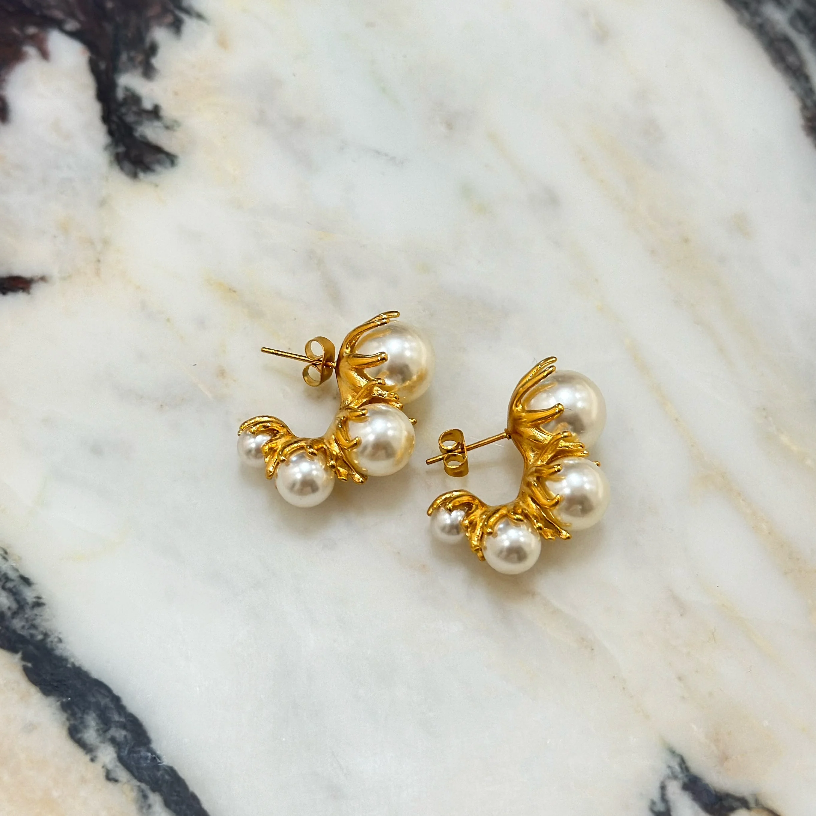 

2024 Dazan Winter 18k Gold Plated Unique Hypoallergenic Stainless Steel Rococo Flower Core Imitation Pearl C Earrings For Women