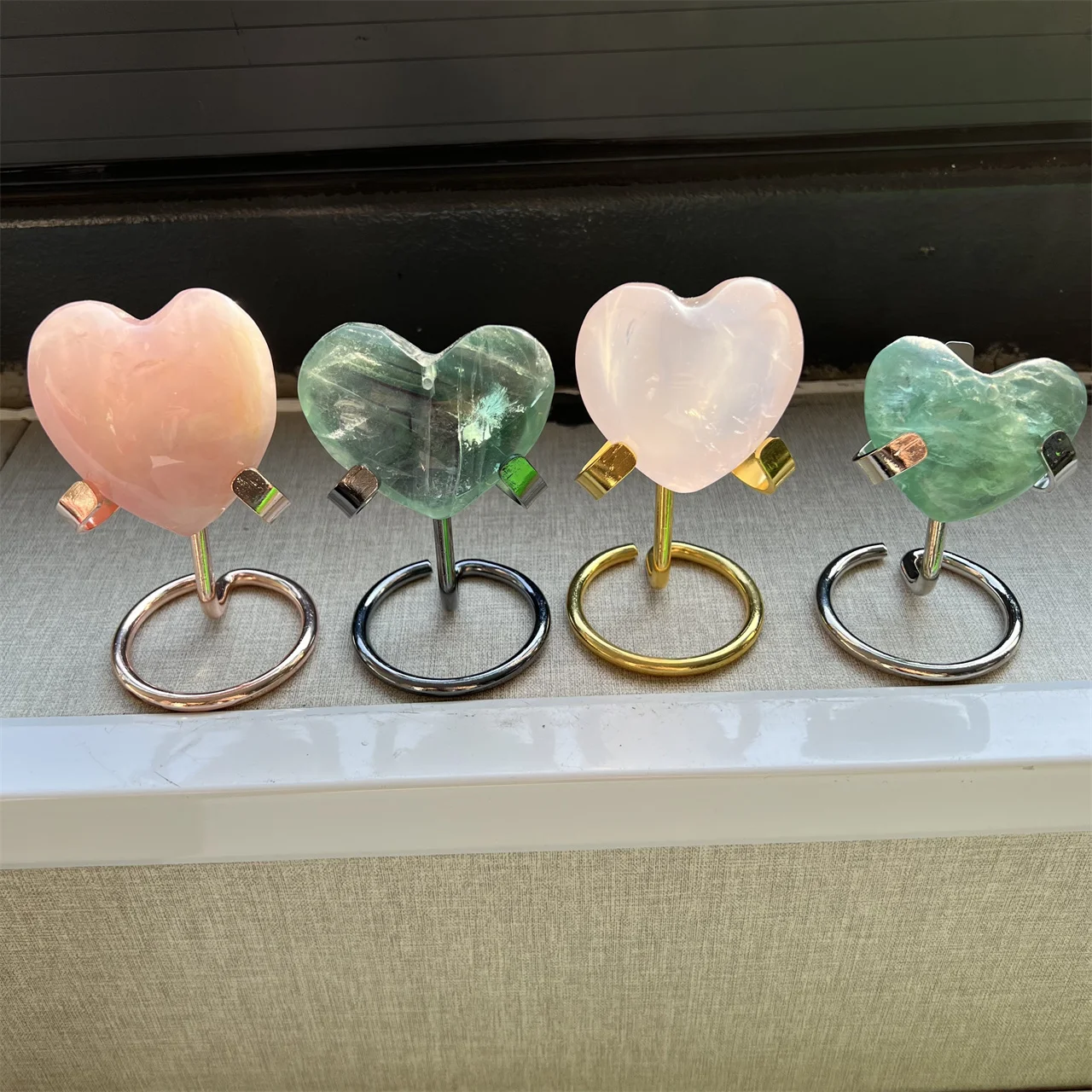 

Natural Crystal Heart Brackets Healing Stone Base Decorations Rose Quartz Heart Metal Stand