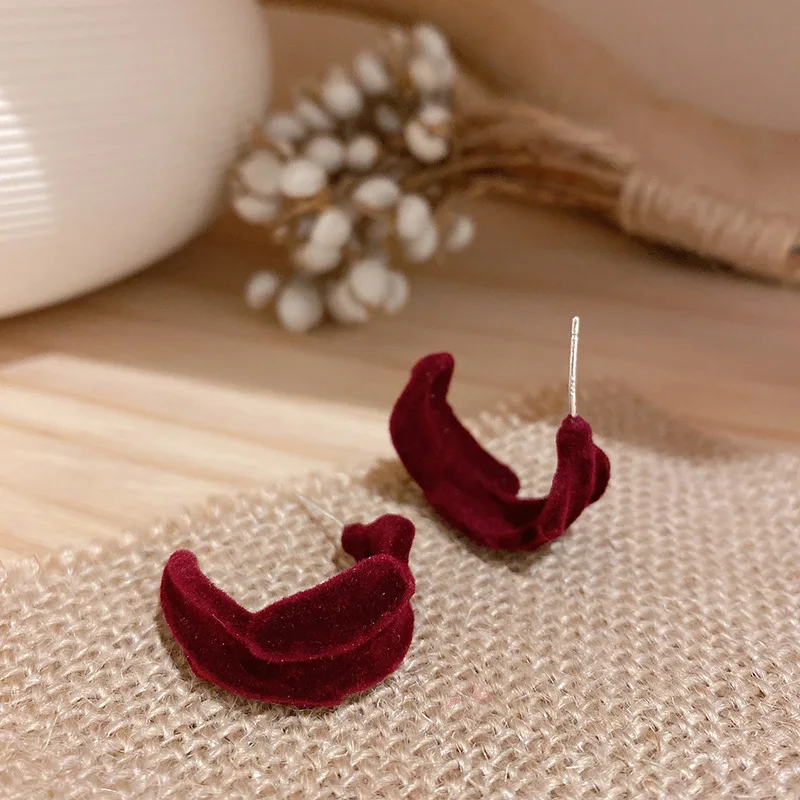 

Newest Women Winter Jewelry Red Velvet Earrings Irregular C Shape Earrings for Women Jewelry