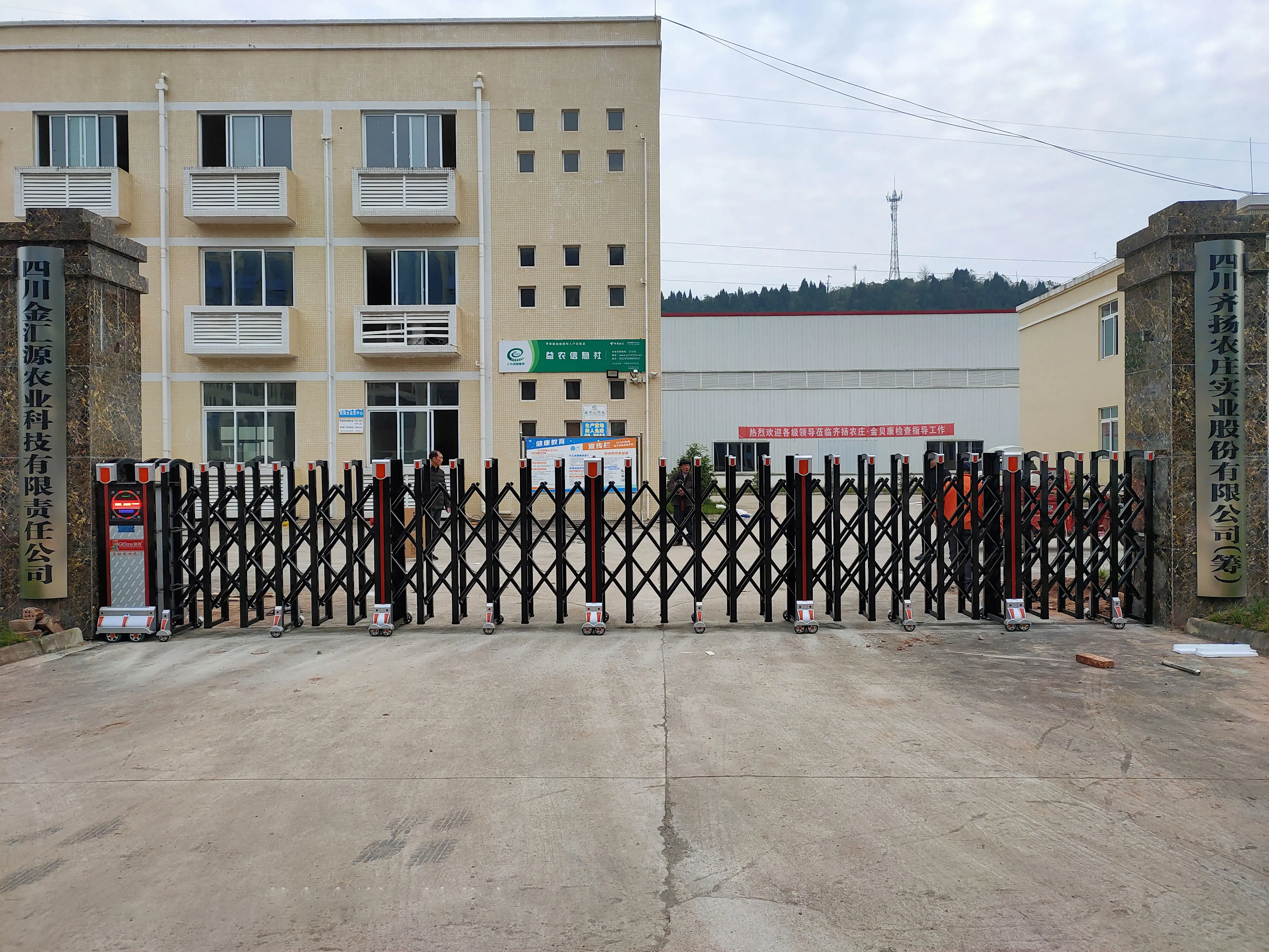 
aluminium retractable remote factory gate security entrance standard sliding gates QG-L1722 
