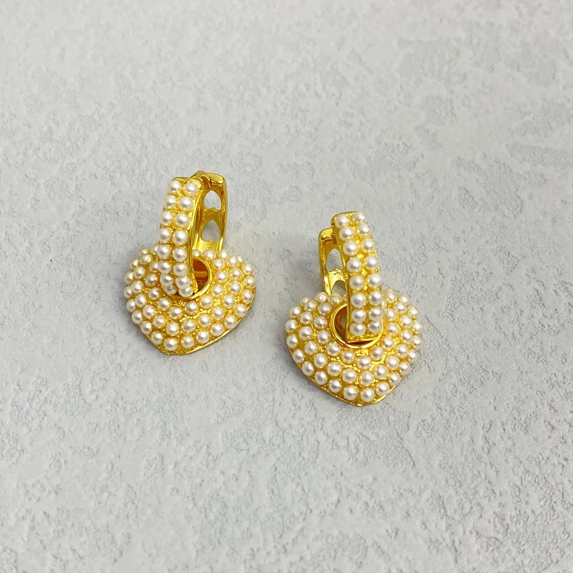 

Exquisite Gold Tone Pearl Inlaid Heart Drop Earring Removable Pearl Heart Hoop Dangle Earring