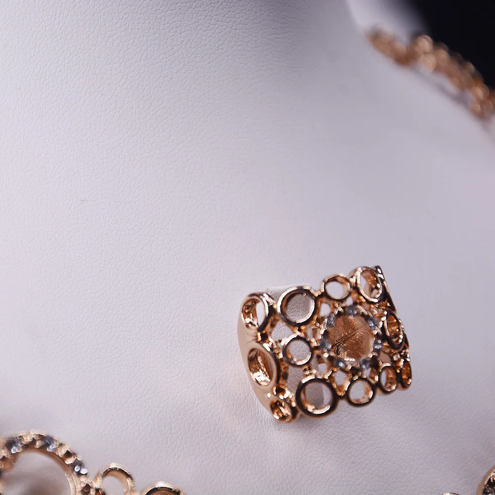 Mannequin Busts Luxury Jewelry Display Pu Leather Necklace Pendant Display Cases & Displays