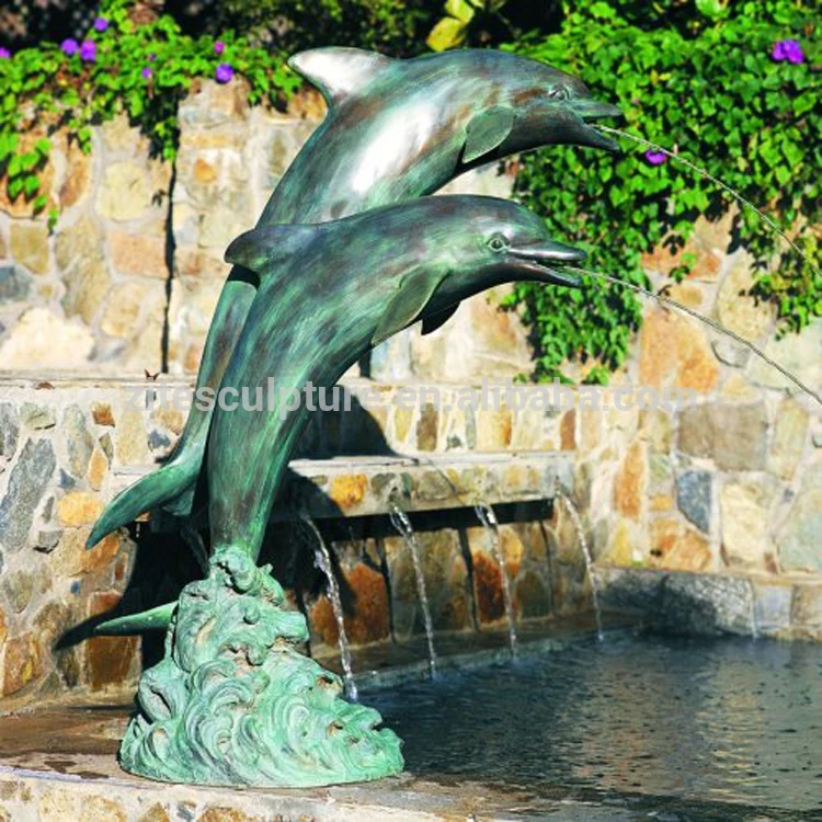 Для создания эффектного фонтана: фигура с изображением дельфинов