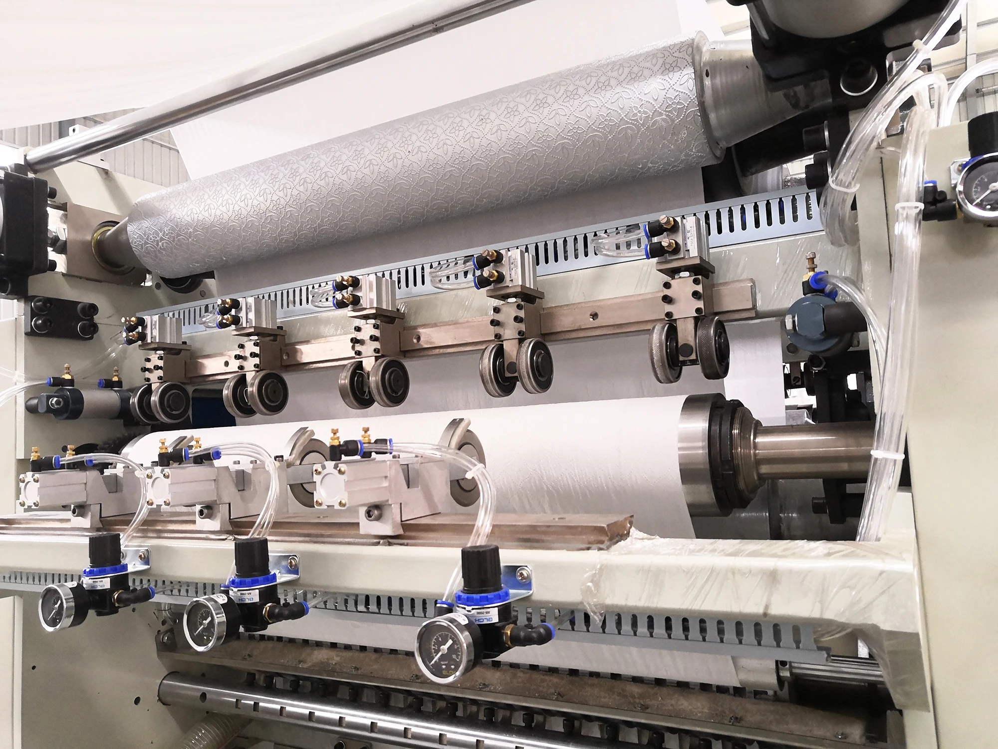
Automatic facial tissue paper folding machine 