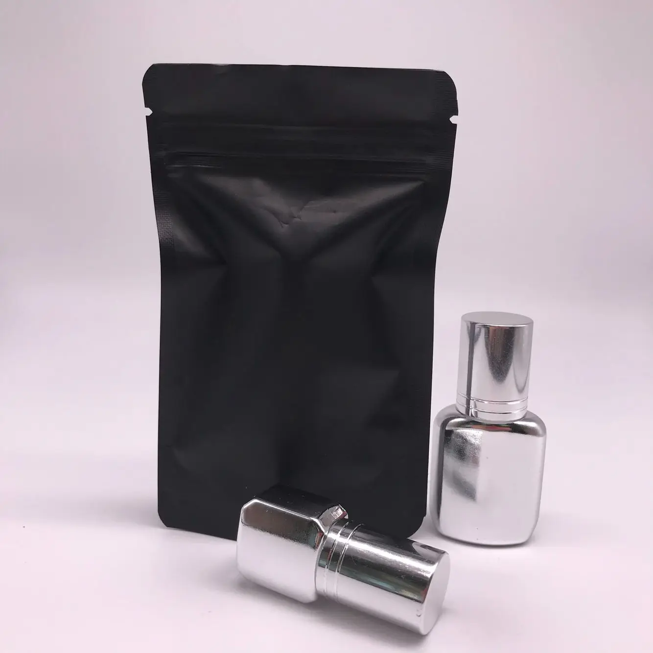 

Glue lashes premade fans eyelash extension glue for oil resistant, Black or clear with gold bottle