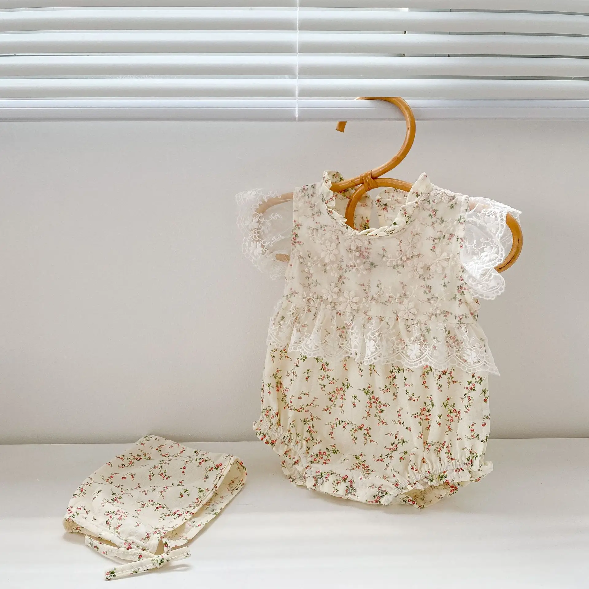 

ins 2021 toddler girl clothes summer small rattan mesh lace flying sleeve romper female baby baby children romper jumpsuit