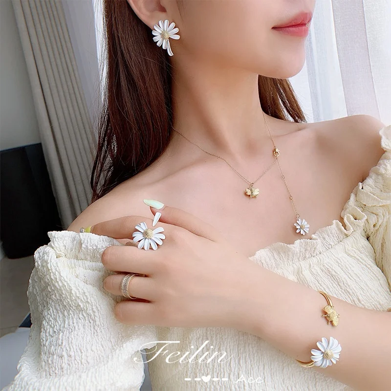 

Korean temperament Design Sense Small Daisy Flower Female Earrings Bracelet Necklace Clavicle Chain