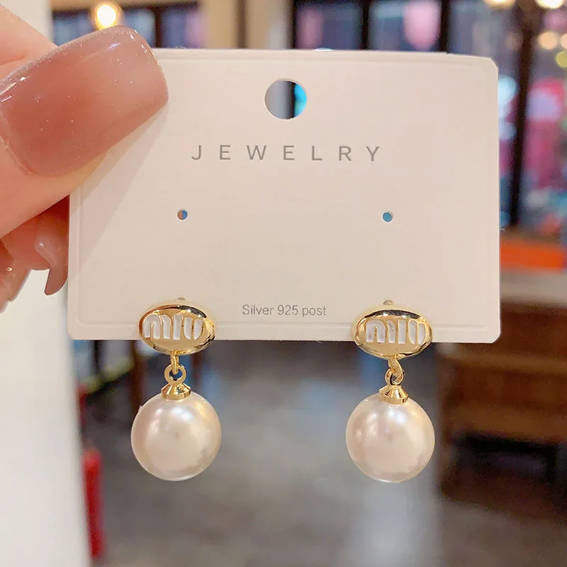 

Simple Metal Letter Pearl Earrings Personalized Light Luxury s925 Silver Needle Earrings for Women