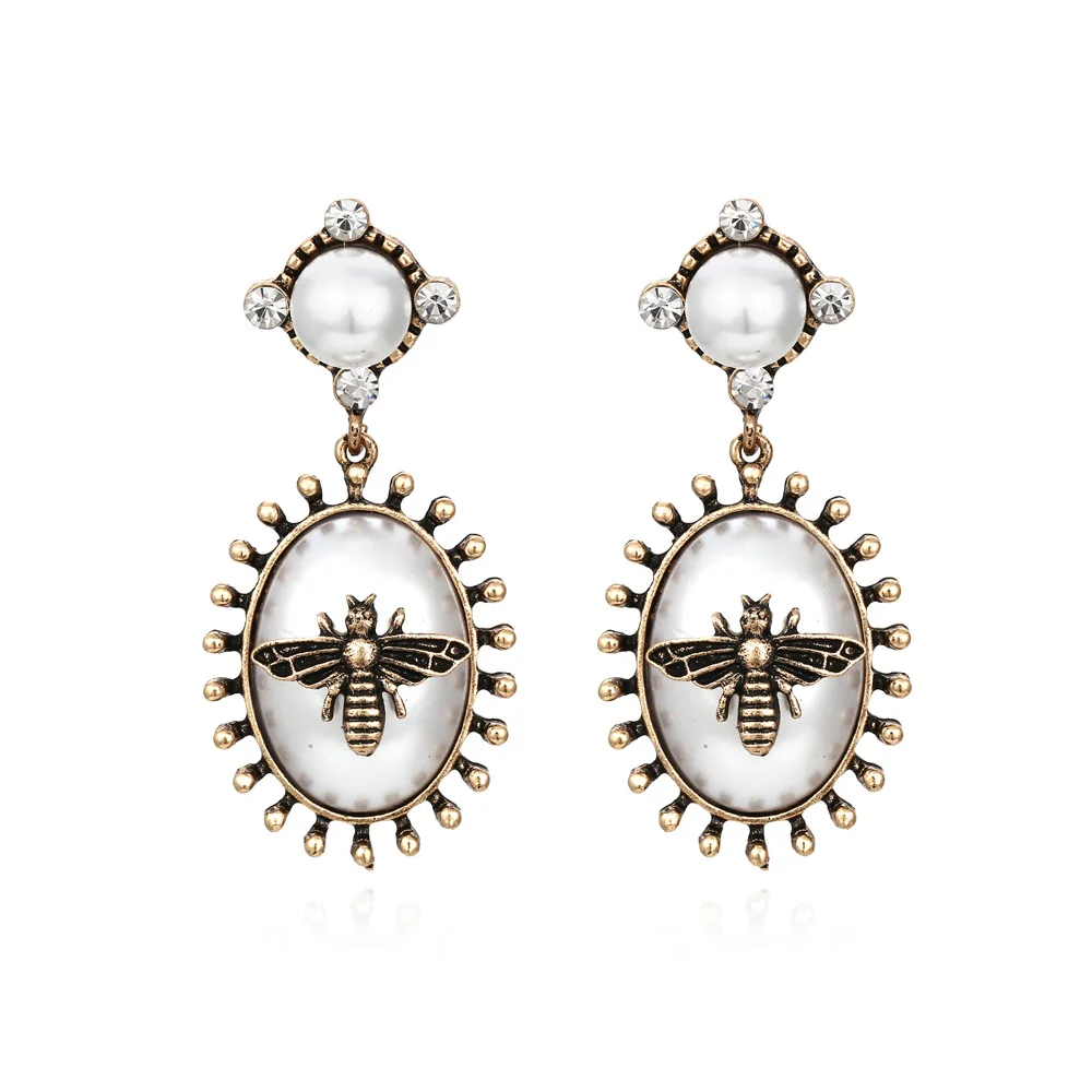 

Exaggerated Baroque Pearl Bee Earrings Retro Alloy Diamond Insect Earrings Women 2021, Like picture