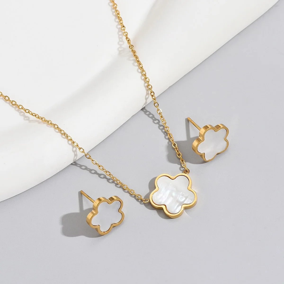 

2pcs Real 18k Gold Plated White Shell Black Enameled Flower Earrings Necklace Set Stainless Steel Clovers Five Flower Necklace