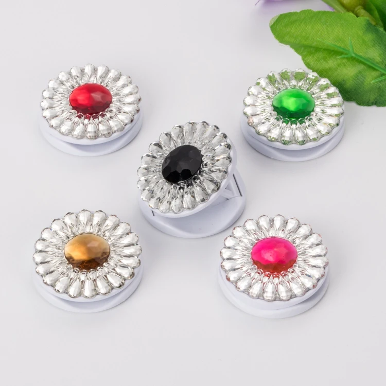 

Accessories Flower Pattern Round Ring Holder with Diamond