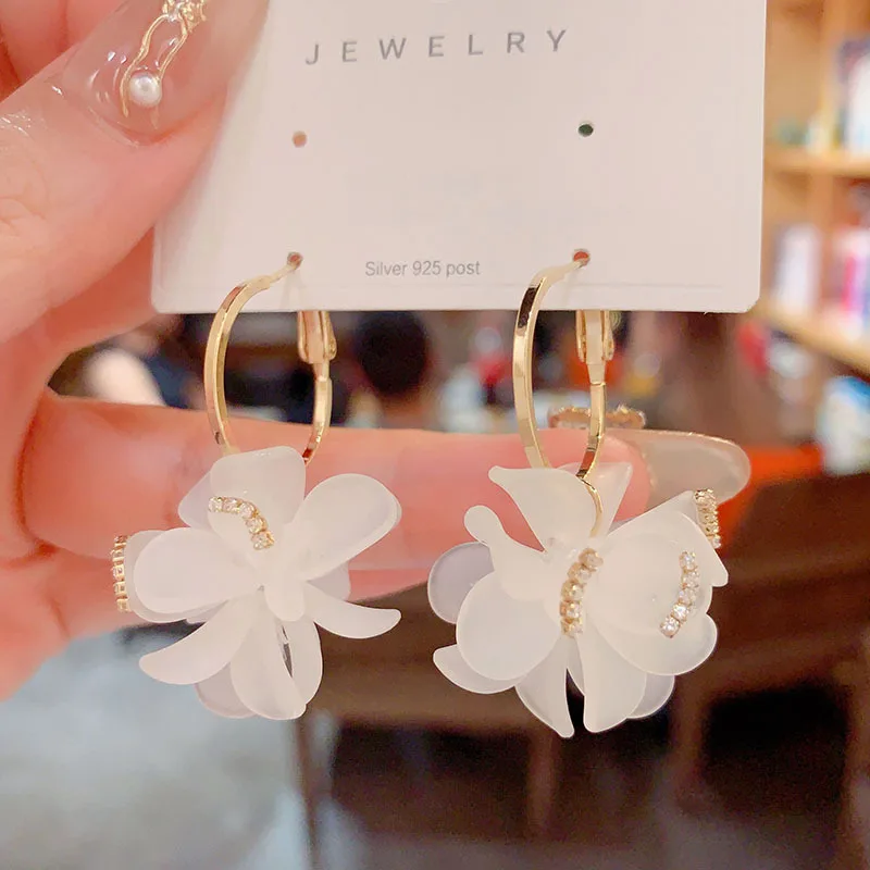 

Fashionable and Sweet Acrylic Flower Earrings with Advanced Sense Earrings for Women