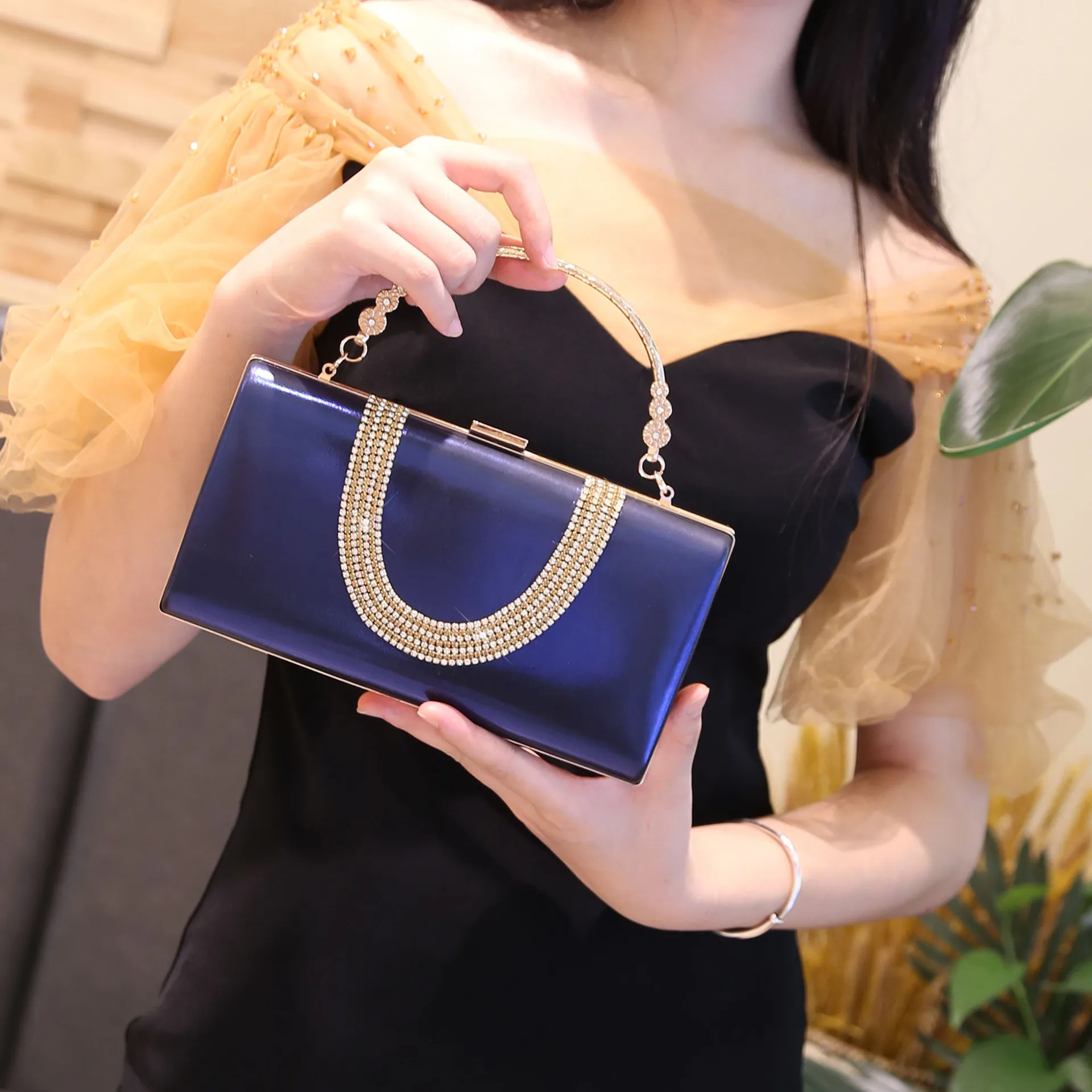 

Spot wholesale fashion women's handbag diamond-encrusted dinner bag PU material holding small bag