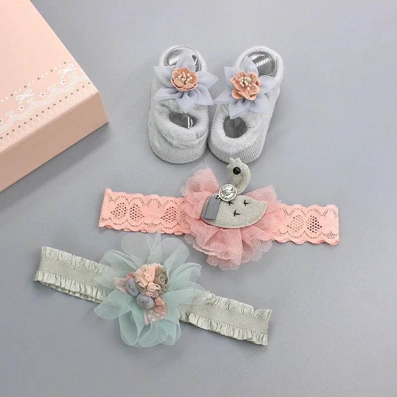 

Wholesale Newborn Baby Girls Birthday Gift Set Princess baby socks and baby girls hairbands