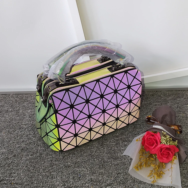 

Wholesale Geometric Luminous Women Handbags Reflective Bao Bags