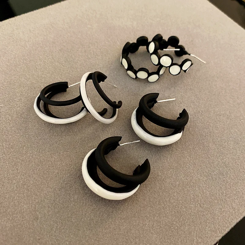 

Vershal A1-12 Geometric Oil Dripping C-shaped Earrings Black White Color Matching Earrings, 3 colors