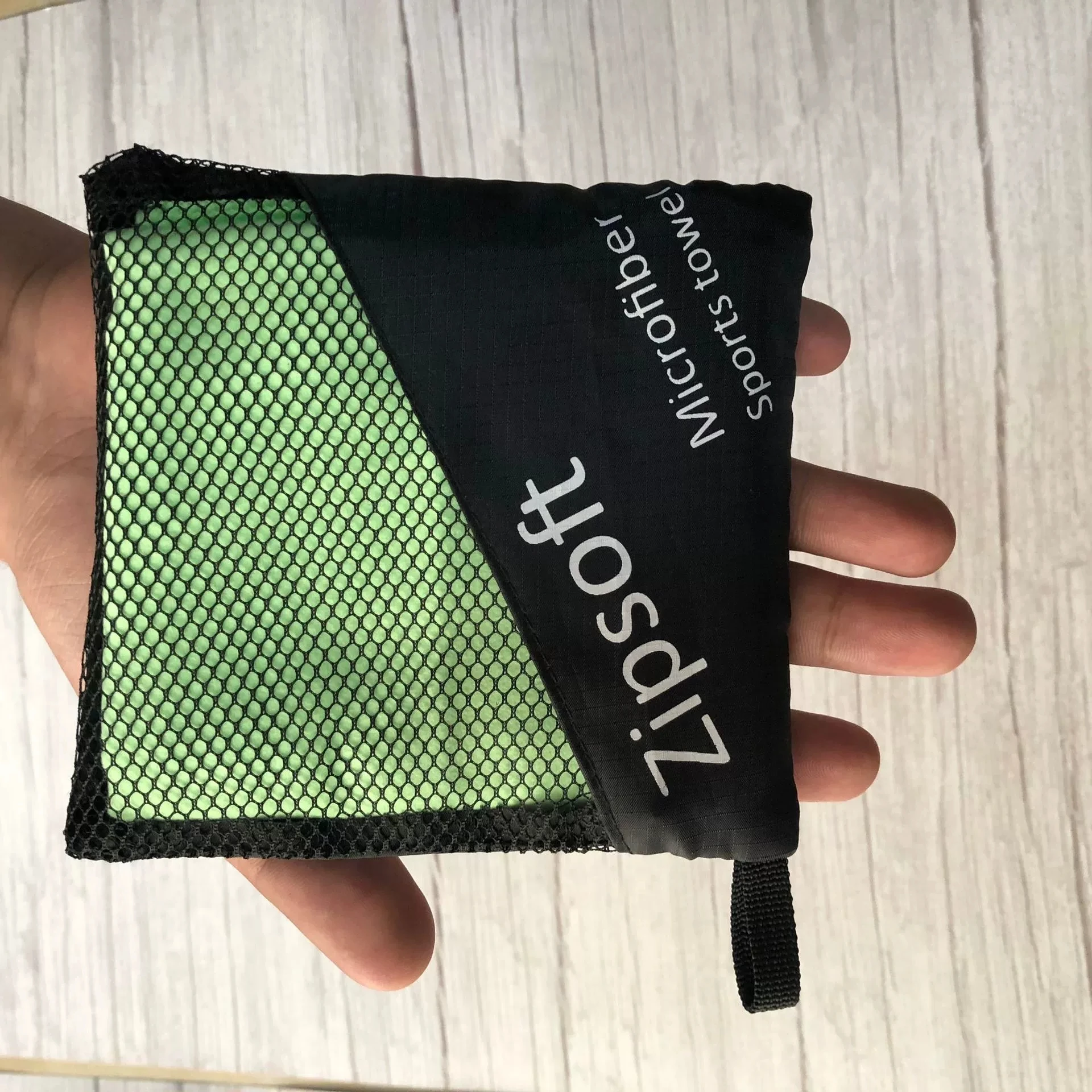 Hot Sale Bulk Beautiful Mini Towel Customized Multi-Usage Small Sport Towel Mesh Bag with Zipper for Outdoor Gym