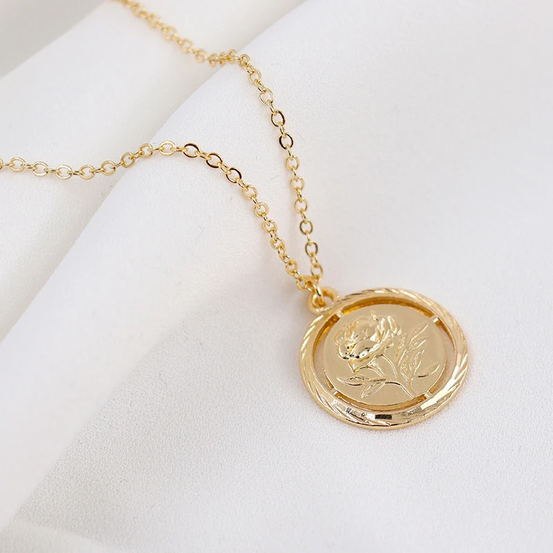 

Romantic Embossing Rose Flowers Disc Pendant Necklace For Ladies Party Jewelry Round Geometric Metal Coin Chokers Necklace, Gold color