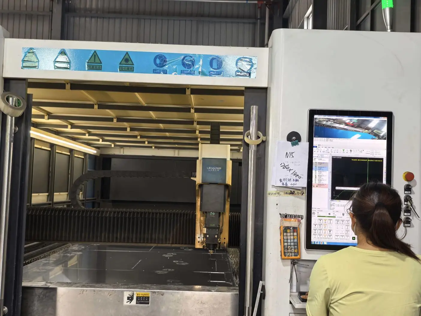 Laser cutting machine cutting aluminium sheet