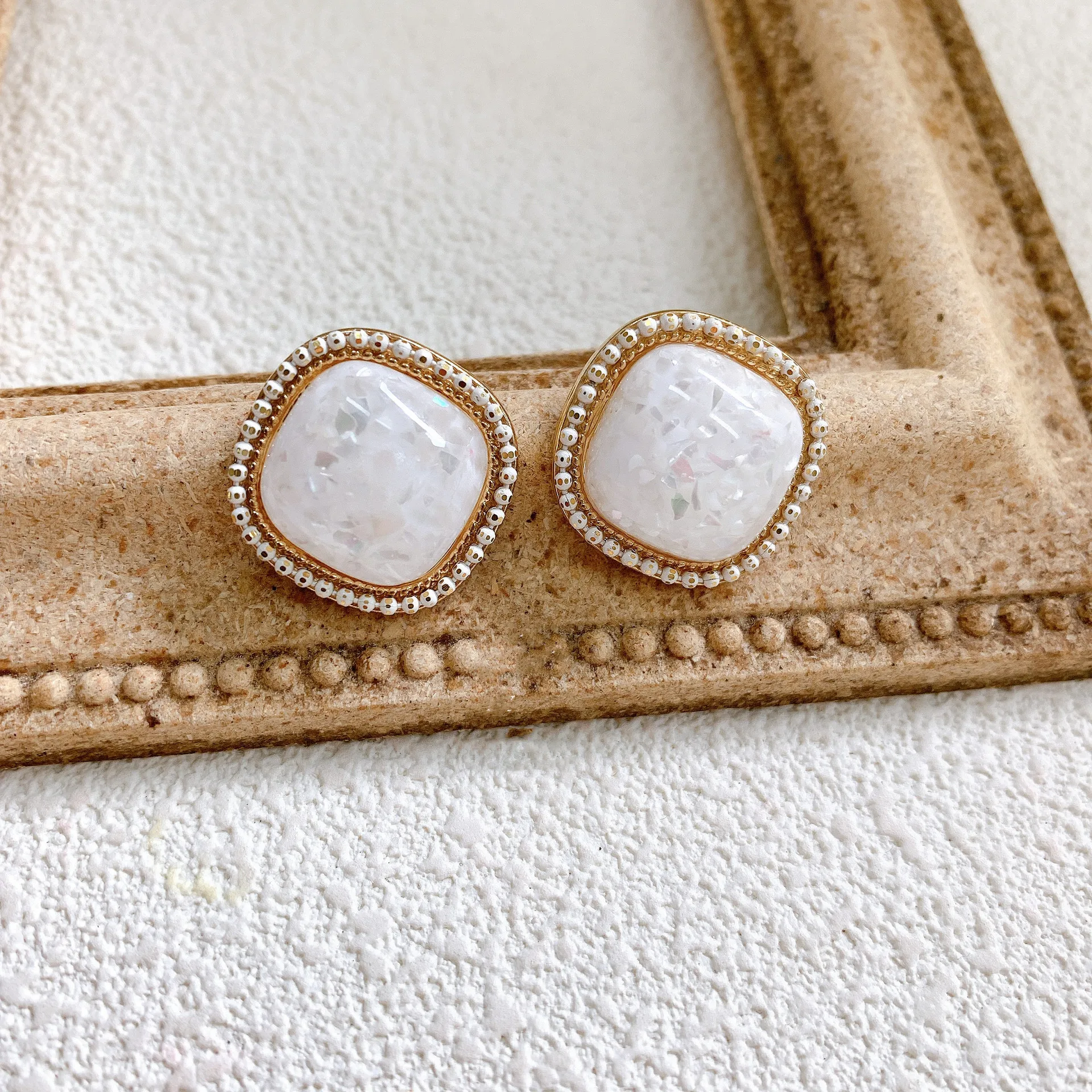 

New Alloy Square White Fragment Shell Earrings Retro French Elegant Jewelry Gift for Women