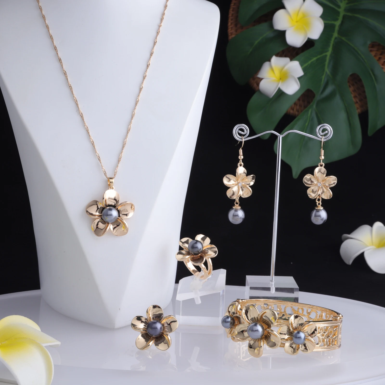 

Cring CoCo Simple Pearl Pendant hawaiian jewelry guam Plumeria rubra 14k gold jewelry wholesale polynesian necklace